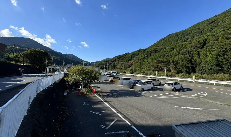 山並みを背にした第1駐車場。車のナンバーはぼかしています(写真)
