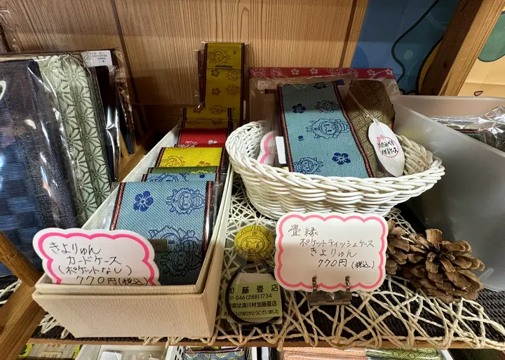 工芸品のコーナーの布小物と、きよりゅんのカードケースの札(写真)