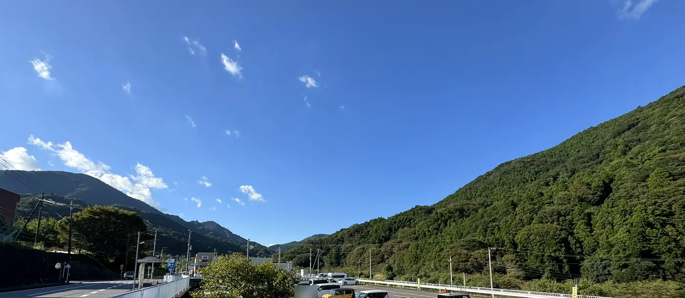 道の駅の駐車場から見た、丹沢の山並みと青空(写真)